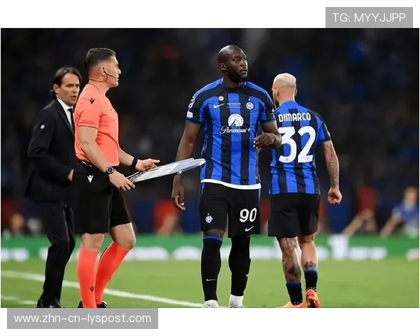 卢卡库背身吸附防守者:为队友创造大空档的战术艺术 卢卡库背身吸附防守者:为队友创造大空档的战术艺术